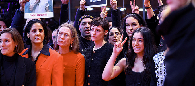 Kristen Stewart participa de protesto em solidariedade ao Irã durante o Berlinale